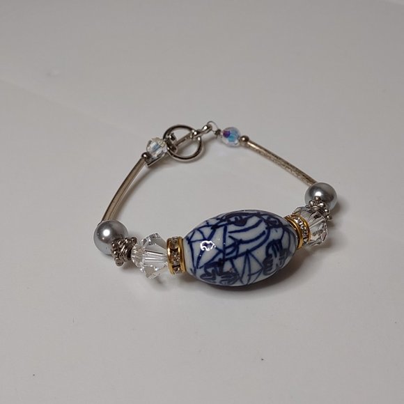 6.5 Inch Pretty Bracelet With Large Blue And White Bead - Picture 1 of 10